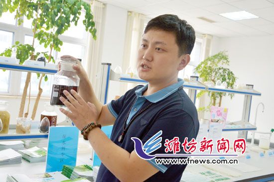 王曉凱正在介紹&ldquo;旱地寶&rdquo;的優(yōu)勢(shì)。